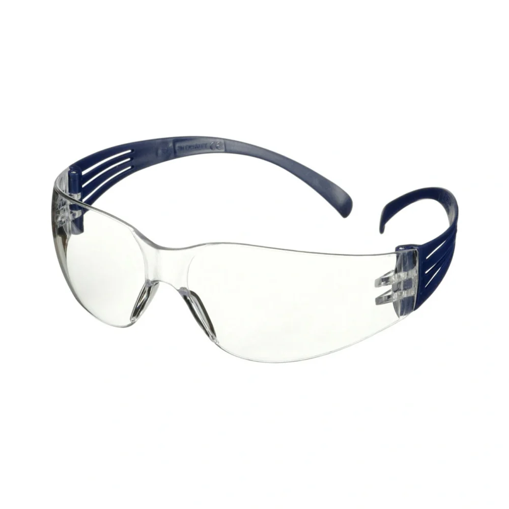 3M SecureFit SF101 İş Güvenliği Gözlüğü, hafif ve esnek yapısıyla rahat kullanım sağlayan çizilmeye dayanıklı şeffaf koruyucu gözlük.