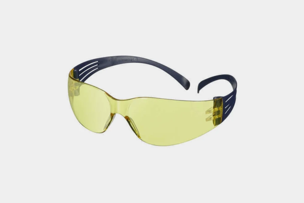 3M SF103 kehribar lensli iş güvenliği gözlüğü, düşük ışıkta net görüş ve konfor sunan çizilmeye dayanıklı gözlük.