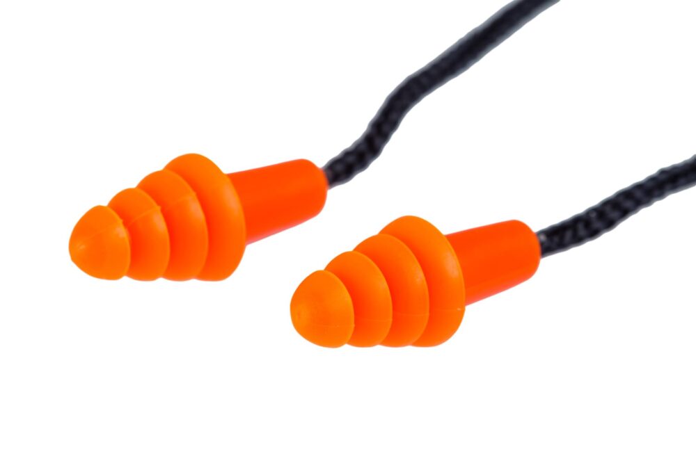 BBU QUAD markasına ait çam tipi ipli kulak tıkacı. Yumuşak malzeme, üçlü flanş tasarım, klipsli saklama kutusu ve çevre dostu üretimle birlikte sunulur.